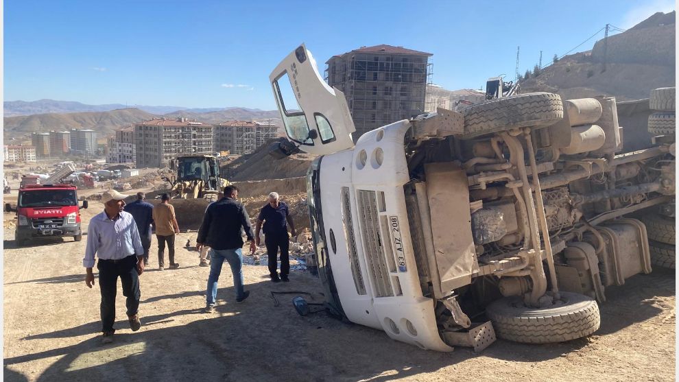 Malatya'da TOKİ şantiyesinde kamyon devrildi: 1 yaralı