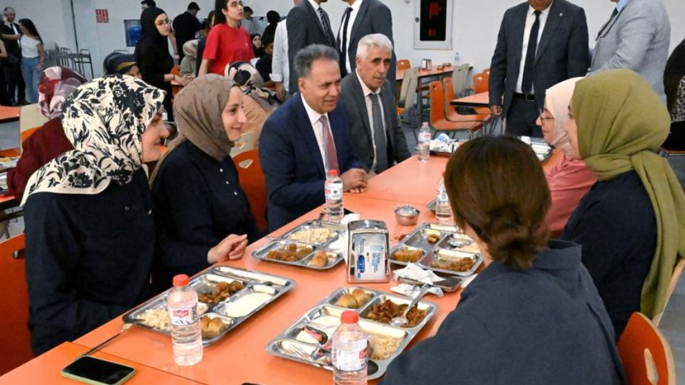 Rektör Akpolat, Yeni Yılın İlk Gününde Öğrenci Sofrasında