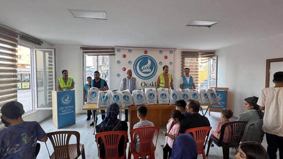 Ülkü Ocakları Malatya'da kırtasiye yardımı başlattı