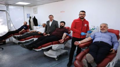 AK Parti, Kızılay'a Kan Verdi 