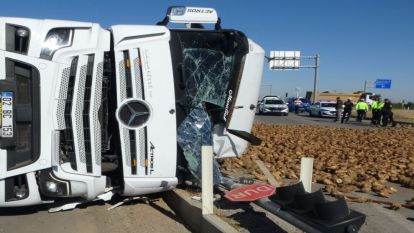 Malatya'da Kontrolden Çıkan Tır Devrildi, Sürücü Yaralı