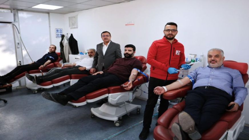 AK Parti, Kızılay'a Kan Verdi