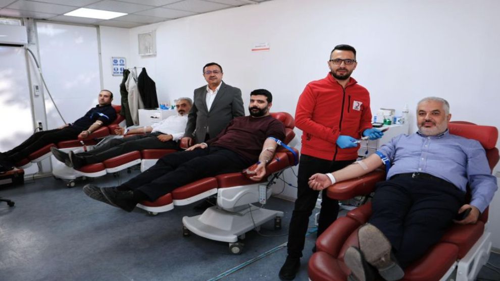 AK Parti, Kızılay'a Kan Verdi