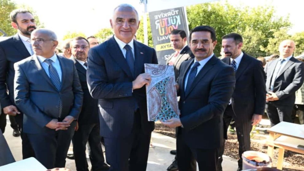 Bakan Ersoy İlgisini Gizleyemedi