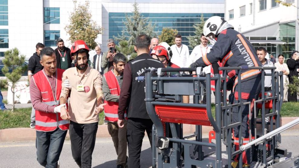 İtfaiye ekibi hastane için alarma geçti