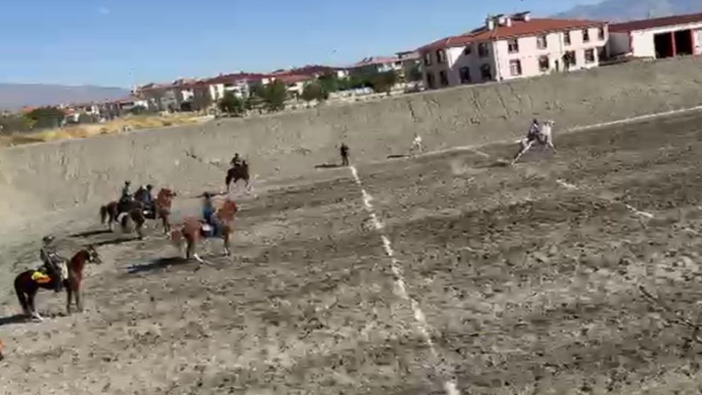 Malatya Atlı Cirit'te İlk Zaferi Aldı: Kars Temsilcisini 19 Puan Farkla Yendi