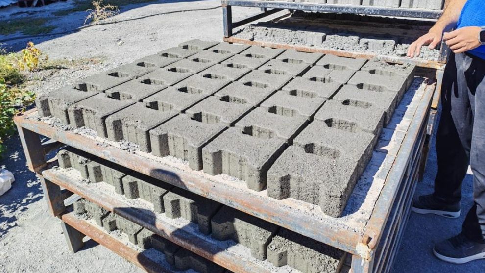 Malatya'da Deprem Molozlarından İki Kat Daha Sağlam Kilit Taşı Üretildi