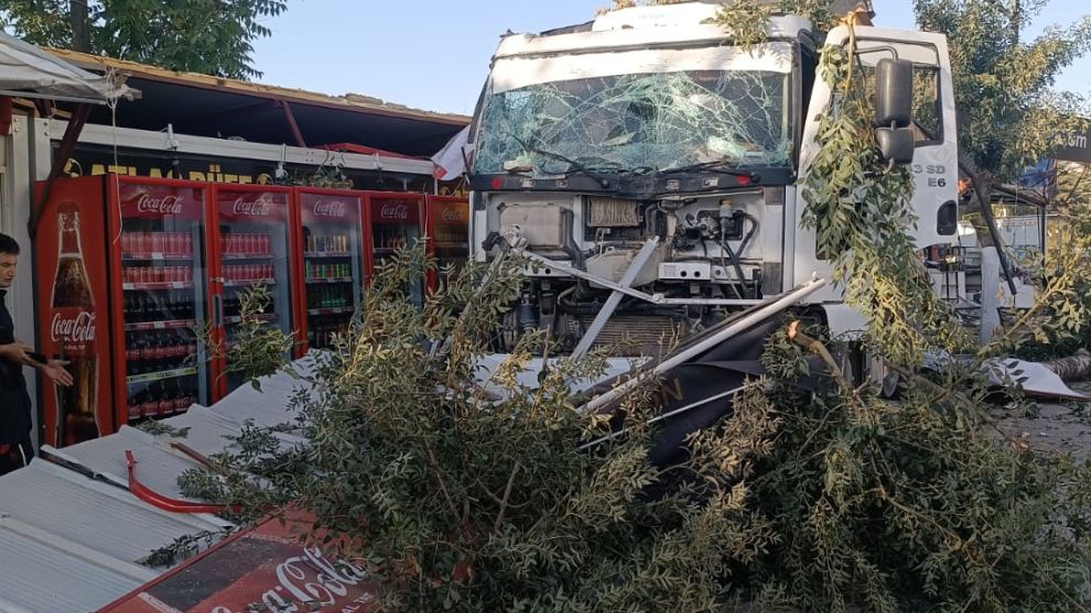 Malatya'da Tekrarlayan Tehlike: Hafriyat Kamyonu İşyerlerine Daldı