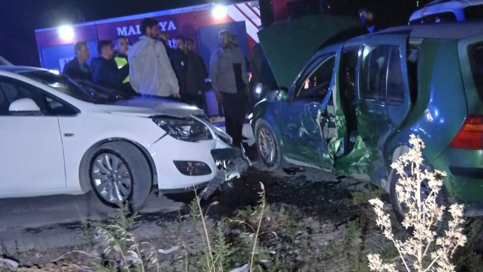Malatya'da Üç Araç Çarpıştı: İki Kişi Hastaneye Kaldırıldı