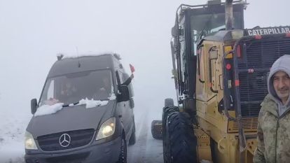 Pütürge'de Kar Yağışı: Nemrut'a Çıkan Turistler Mahsur Kaldı