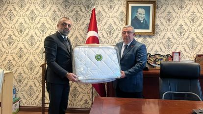 Yetiştiricinin Sorunlarını Anlattı, Doğal Yün Yorgan Hediye Etti 