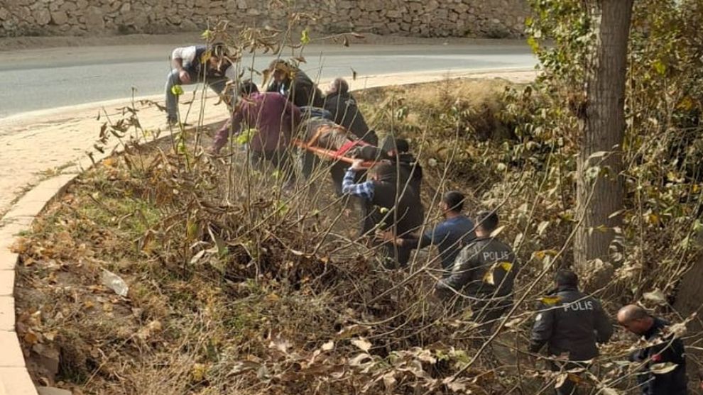 Pütürge'de Minibüs Şarampole Devrildi: 3 Yaralı