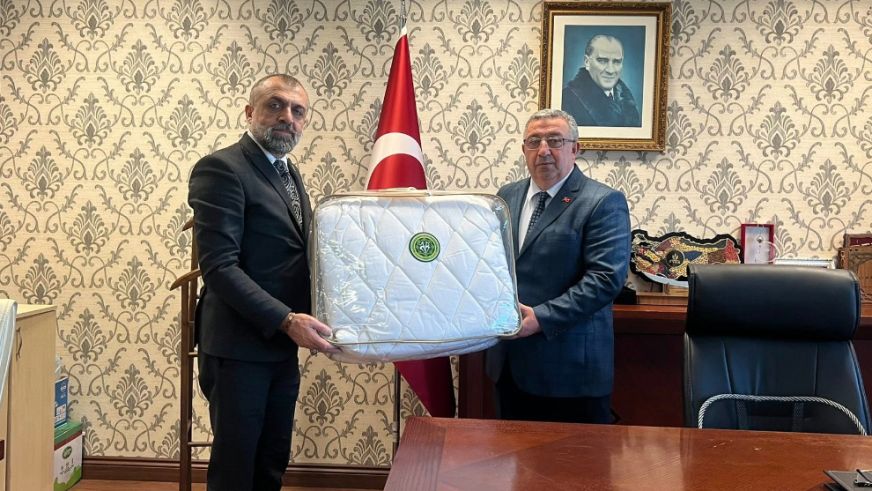 Yetiştiricinin Sorunlarını Anlattı, Doğal Yün Yorgan Hediye Etti