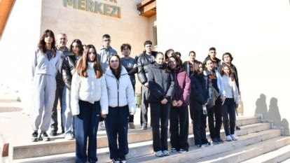 ‘İyilik Elçisi' Projesiyle Hem Yardım Ediyor Hem Öğreniyor