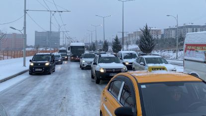 Malatya'da Kar ve Buzlanma Trafiği Kilitledi: Onlarca Araç Yolda Kaldı