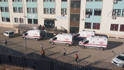 Malatya'da Korkunç Manzara: Okul Önü Ambulanslarla Doldu