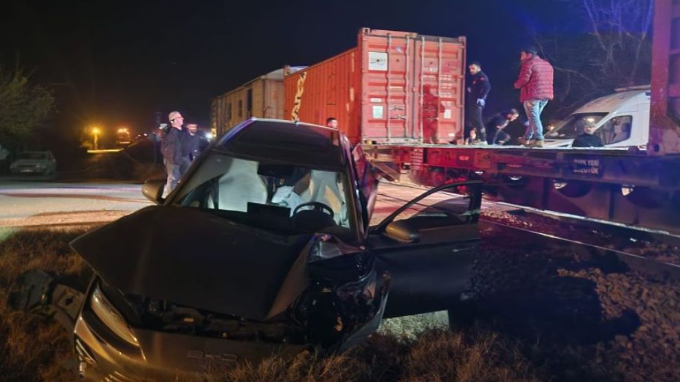 Malatya'da Tren Otomobile Çarptı, 5 Kişi Ölümden Döndü