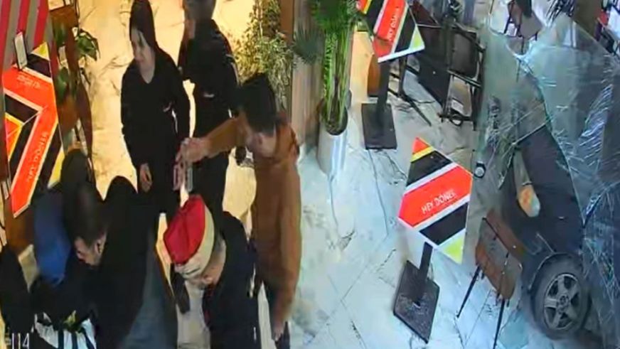 Verilmiş Sadakası Varmış: Otomobil Dönerci Dükkanına Girdi