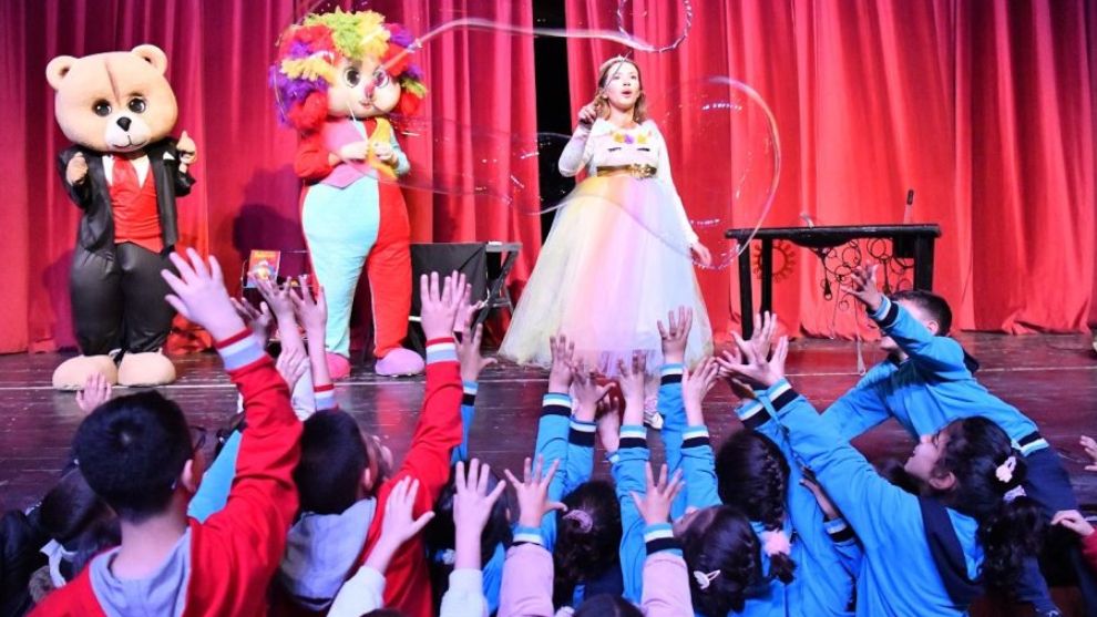 Nasrettin Hoca Geri Döndü, Çocuklar Salonun Tozunu Attırdı