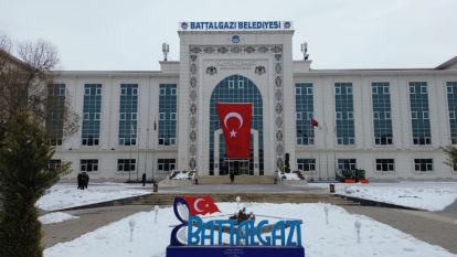 Battalgazi Belediyesinden Bayrak Provokasyonuna Dev Türk Bayrağıyla Yanıt
