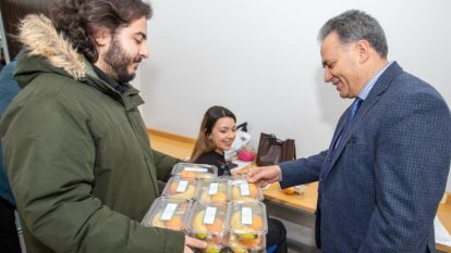 Çay Çorba Değil Bu Kez Meyve: Kütüphanede Sınavlara C Vitamini Takviyesi!