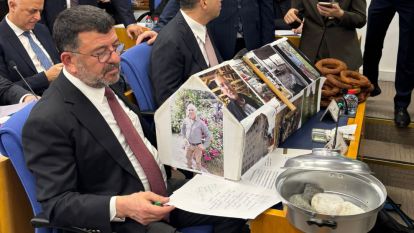 Komisyona tabut, çekiç ve içi taş dolu tencere ile katıldı