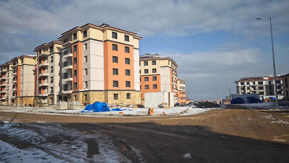 Deprem Vurdu, Bürokrasi Yaraladı: Kurada Ön Cephe, Teslimatta Arka Sokak!