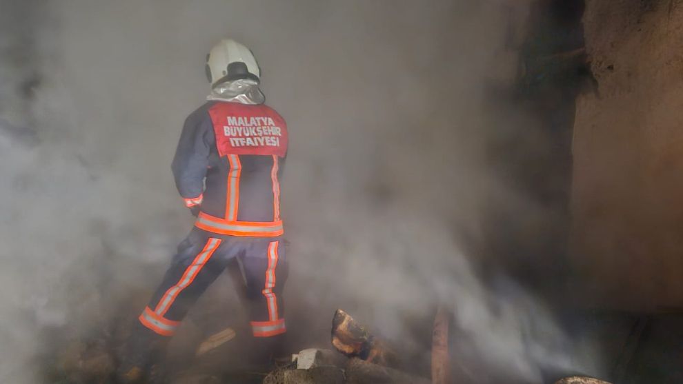 Hekimhan'da Kış Günü Evsiz Kaldılar: Yangın Her Şeyi Aldı