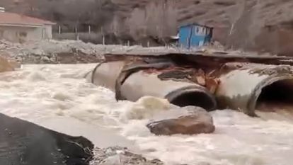 Yeşilyurt'ta Doğa Coştu:  İnekpınarı Sel Olup Köprüyü Yuttu