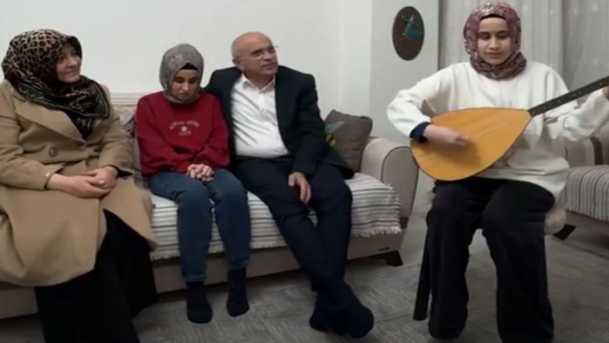 Başkan Sami Er'i Mest Eden Gece: Görme Engelli İki Kardeşin Türküleri