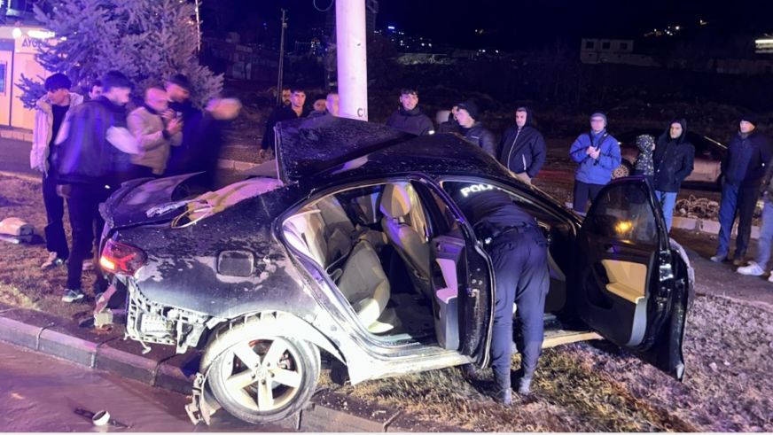 Kontrolden Çıkan Araç Direğe Vurdu: Hayati Tehlike Sürüyor