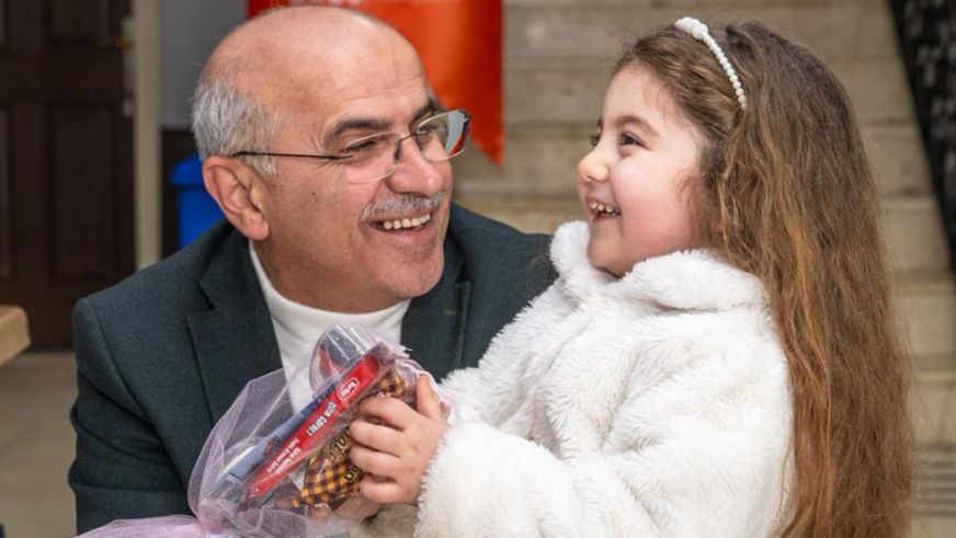 "Sen Gülünce Güller Açar Elisa"