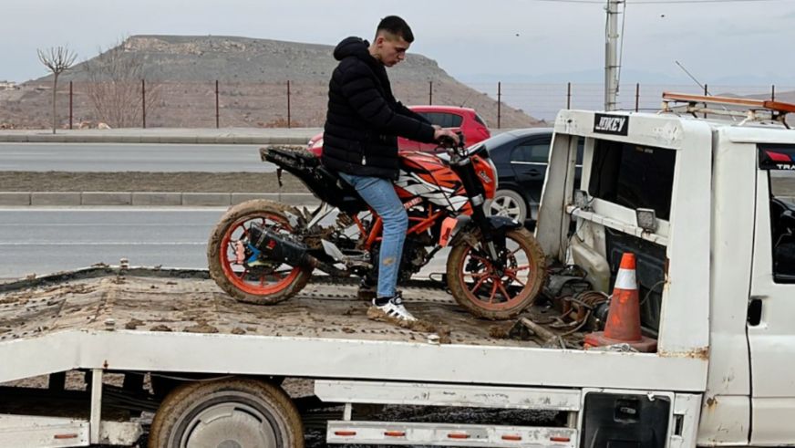 Tek Teker Gidiyorlardı, Çekici Üstünde Otoparka Döndüler!