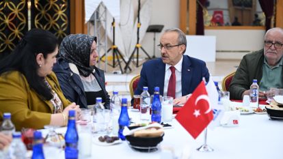 Malatya'da Duygusal İftar: Vali Seddar Yavuz Depremzede Ailelerle Buluştu