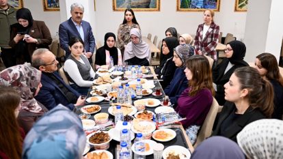 Sofrada Sıcak Bir Sohbet: Gurbetin Hüznü İftar Bereketiyle Dağıldı