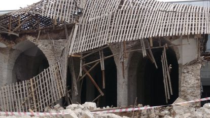 Tarihi Çınarlı Camisini  Yıktılar!..