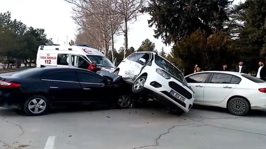 Araç kontrolden çıkarak otomobilin üzerinde durdu