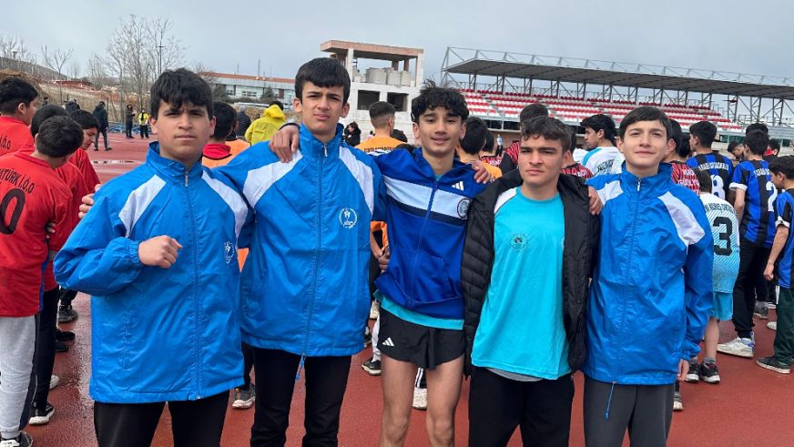 Doğanyol'un ilk atletizm takımı kupayla döndü