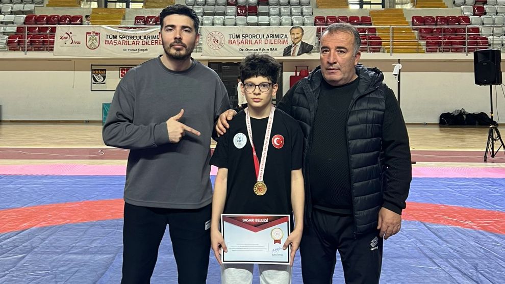 Genç Güreşçi Alp Mirza Özdemir 38 Kiloda Rakiplerini Eledi