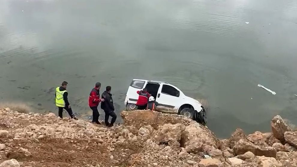 Kaza Ucuz Atlatıldı: Baraja Uçan Araç Gölün Kenarında Takılı Kaldı