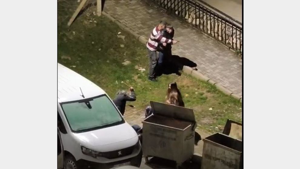 Komşularına küfür ederek rahatsızlık veren adama meydan dayağı