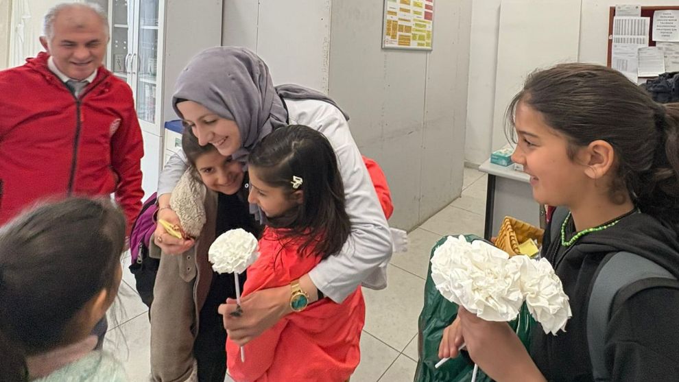 Sağlık çalışanları için kendileri hediye yapıp, verdi