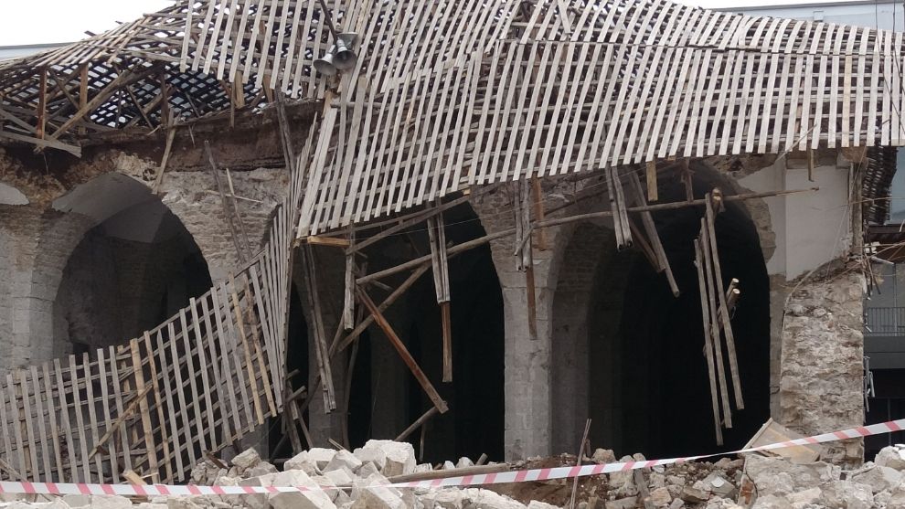 Tarihi Çınarlı Camisini  Yıktılar!..