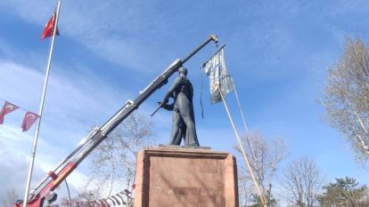 Depremde Zarar Gören Atatürk Anıtının Bayrağı Aslına Uygun Yapıldı