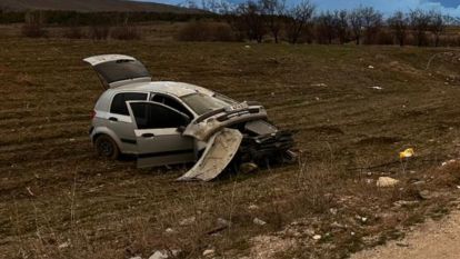 Elektrik direğine çarpan otomobilde 3 kişi yaralandı
