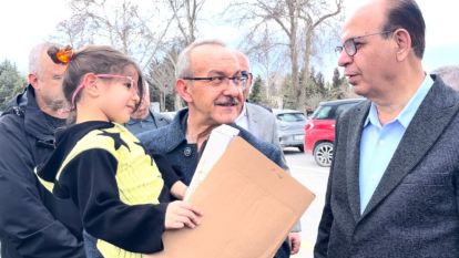 Mezarlığın Hüzünlü Atmosferinde Bir Bahar Çiçeği Açtı