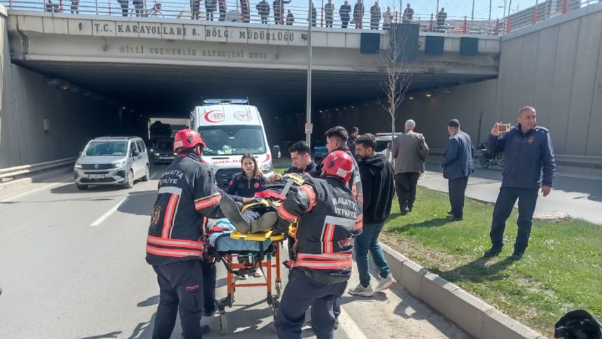 Alt Geçit Çıkışında Trafik Kazası: 2 Otomobil Çarpıştı
