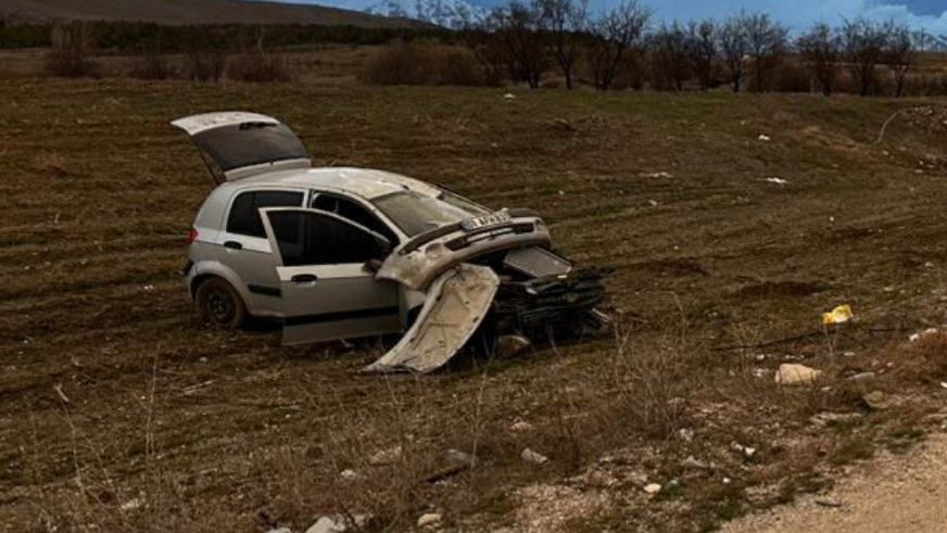 Elektrik direğine çarpan otomobilde 3 kişi yaralandı