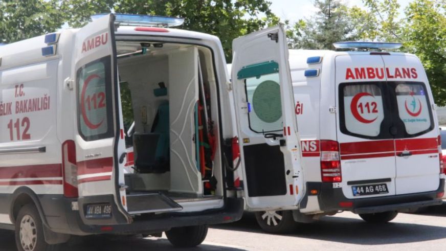 Karagöz Caddesi'nde iki araç çarpıştı, 4 kişi yaralandı