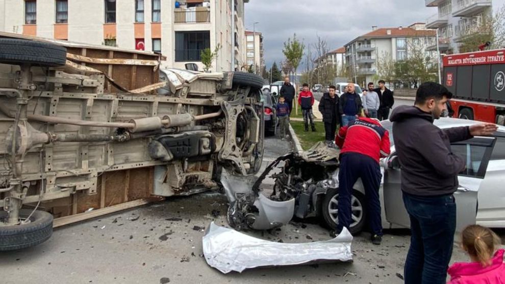 Malatya'da Trafik Kazaları: İki Ayrı Olayda 4 Kişi Yaralandı